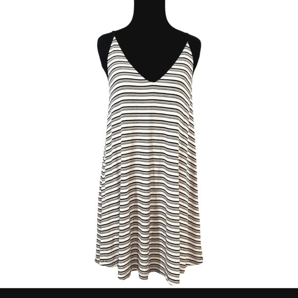 Forever 21 spaghetti V neck top with hot back tie string and stripes all over - Picture 2 of 16